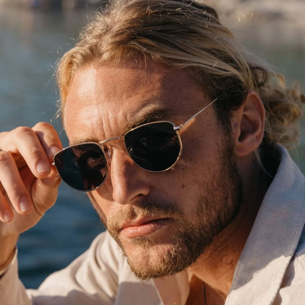 Solglasögon - Guld ram med svart lins