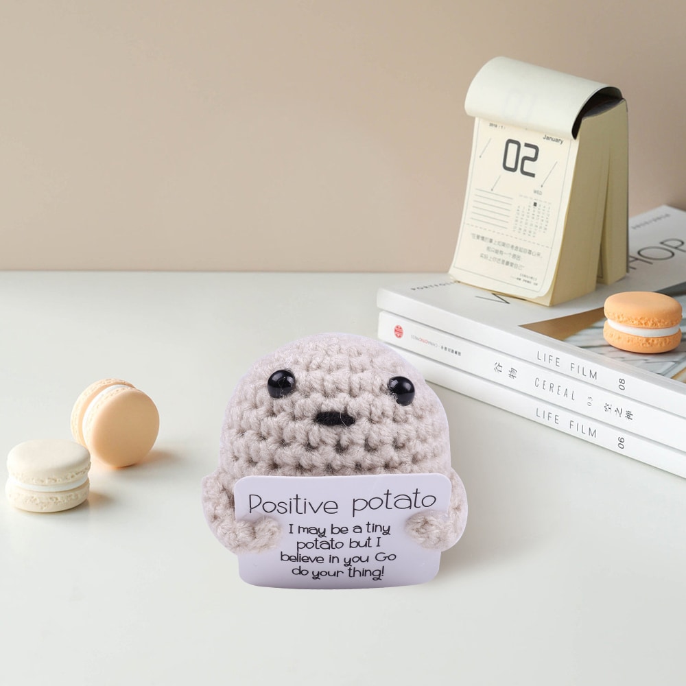 Positive Potato - stickad positiv potatis med skylt – handgjord present med inspirerande budskap