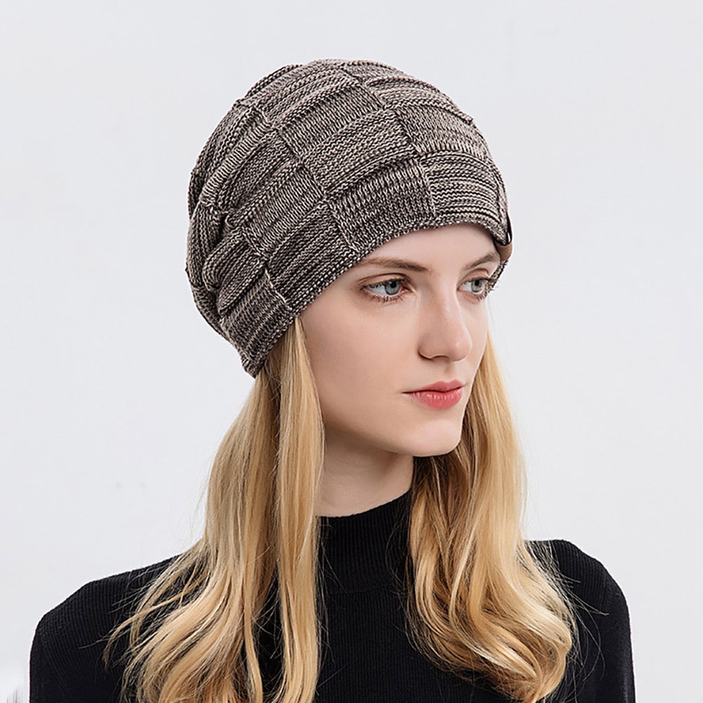 Stickad beanie i polyester – khaki