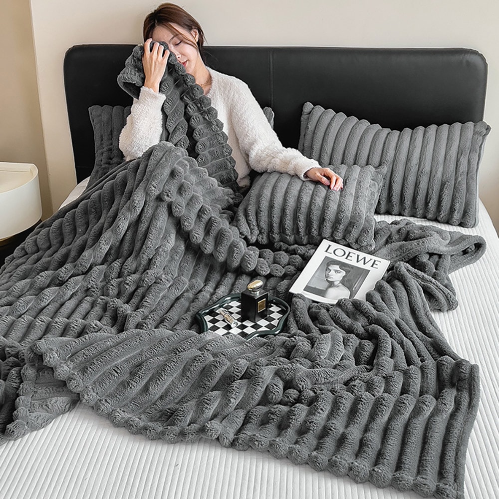 Fleecefilt 150x200 cm – mjuk och värmande filt i mörkgrå fleece / kaninpälslook