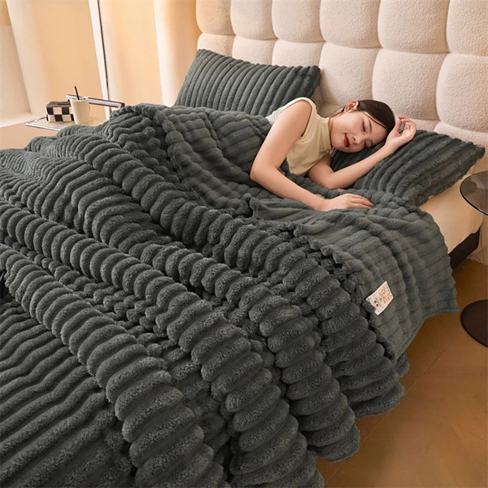 Fleecefilt 150x200 cm – mjuk och värmande filt i mörkgrå fleece / kaninpälslook