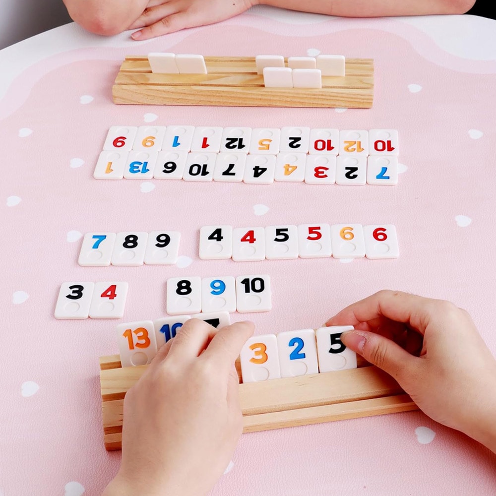 Rummikub sällskapsspel för upp till 4 spelare – med träbrickor och förvaringsväska