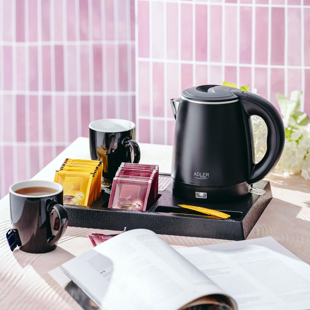 Vattenkokare 1L med välkomstbricka med koppar och fack