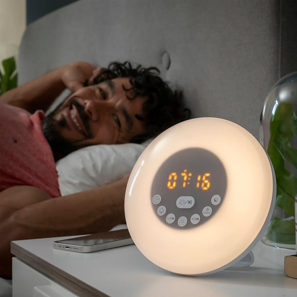 Väckarklocka med wake-up-light, högtalare och FM-radio