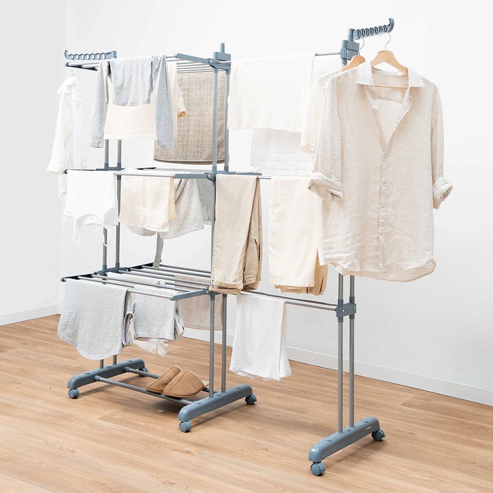 Hopfällbar torkställning med utdragbara hängare och hjul