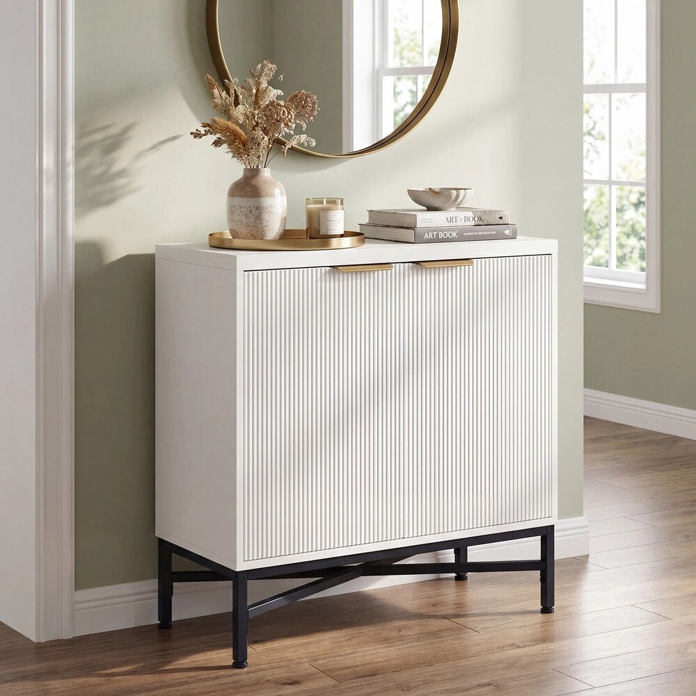 Skänk med räfflade dörrar och hylla - Vit / Förvaringsskåp / Sideboard med dörrar
