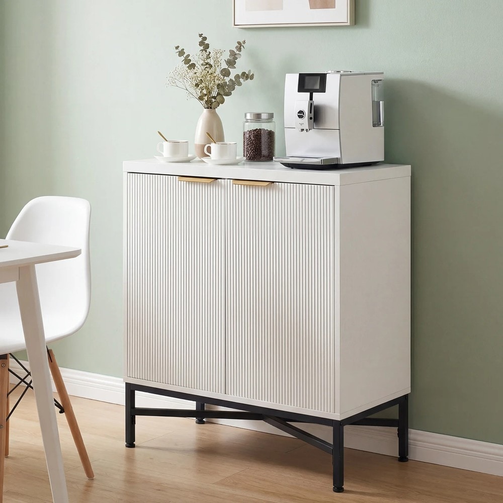 Skänk med räfflade dörrar och hylla - Vit / Förvaringsskåp / Sideboard med dörrar