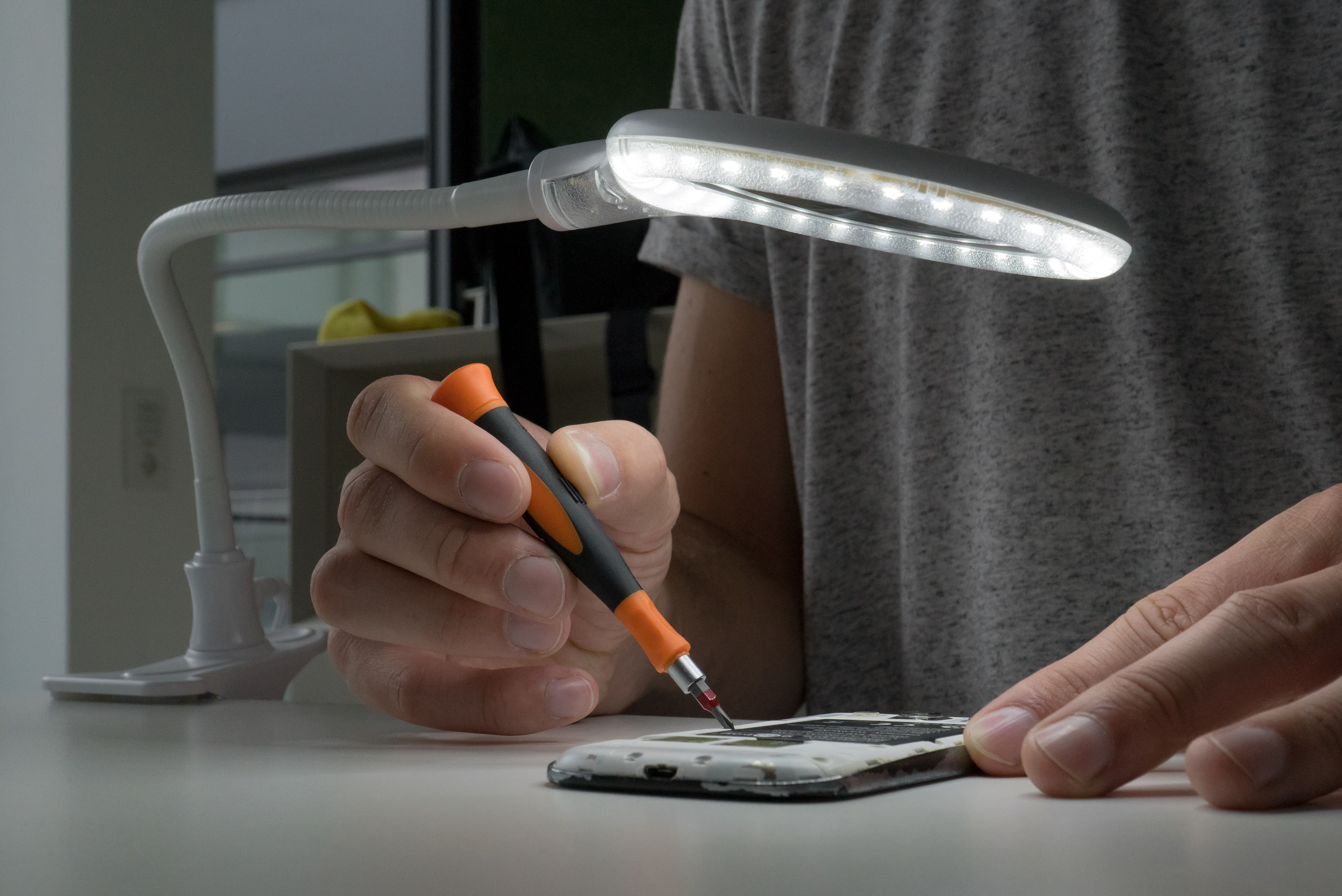 LED-lampa med förstoringsglas