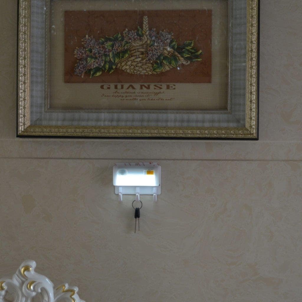 Rörelsestyrd LED-belysning med tre praktiska väggkrokar