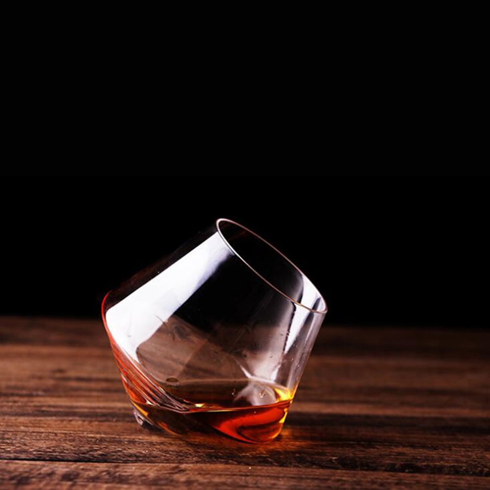 Lutande whiskyglas
