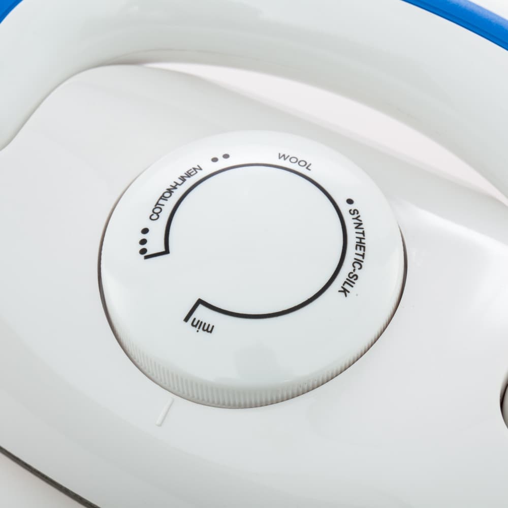 Smidigt kompakt resestrykjärn med fällbart handtag och justerbar temperatur