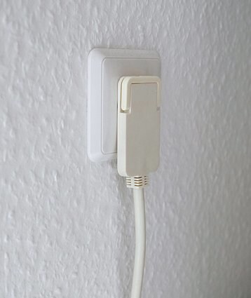 Brennenstuhl förlängningskabel med vinklad platt stickpropp 2 m, vit, för inomhusbruk