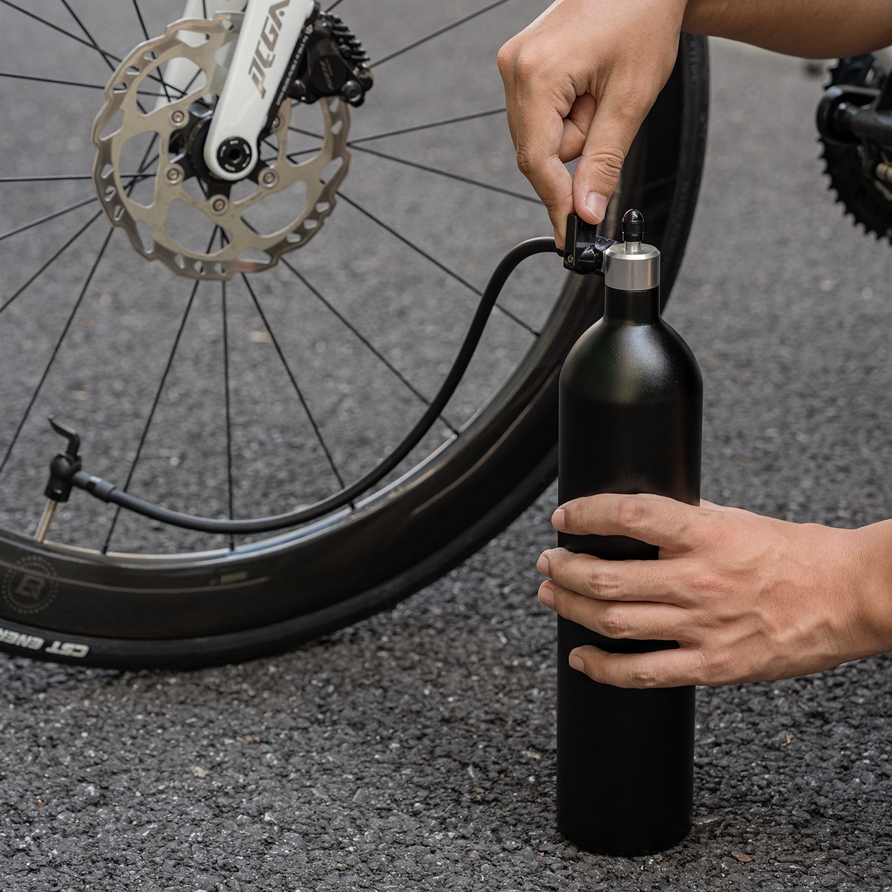 Rockbros Tubeless renkaiden täyttölaite 200 PSI 1.2l - Musta