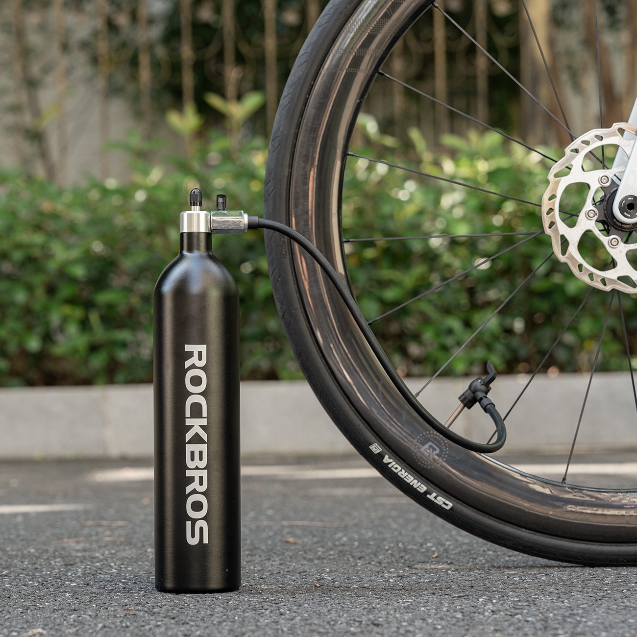 Rockbros Tubeless renkaiden täyttölaite 200 PSI 1.2l - Musta