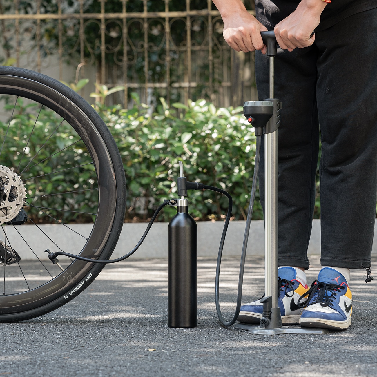 Rockbros Tubeless renkaiden täyttölaite 200 PSI 1.2l - Musta