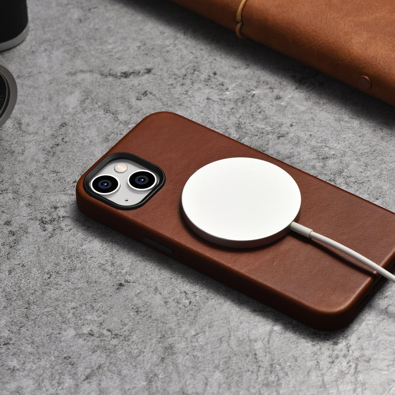 iCarer Magnetiskt läderfodral för iPhone 14 Plus med MagSafe, Brun (WMI14220703-RB)