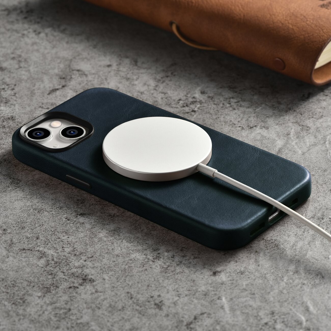 iCarer Premium läderfodral för iPhone 14 Plus, Magnetiskt med MagSafe, mörkblå (WMI14220703-BU)