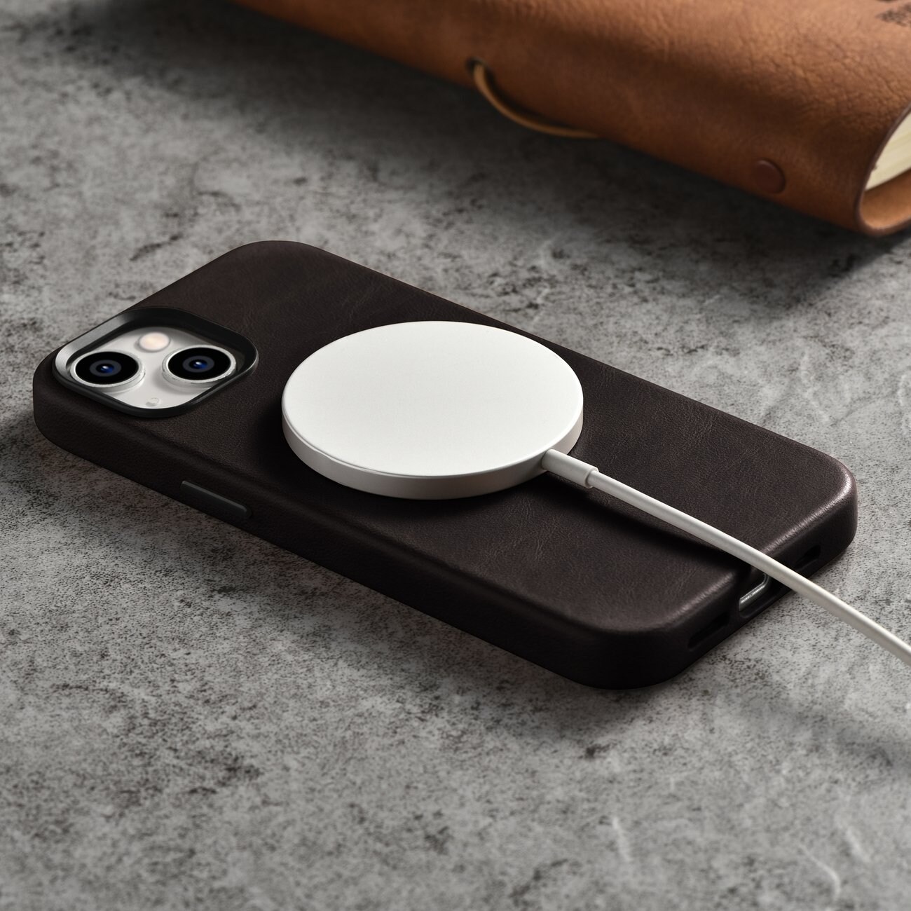 iCarer Premium Läderfodral för iPhone 14 Plus, Magnetiskt med MagSafe, Brun (WMI14220703-BN)