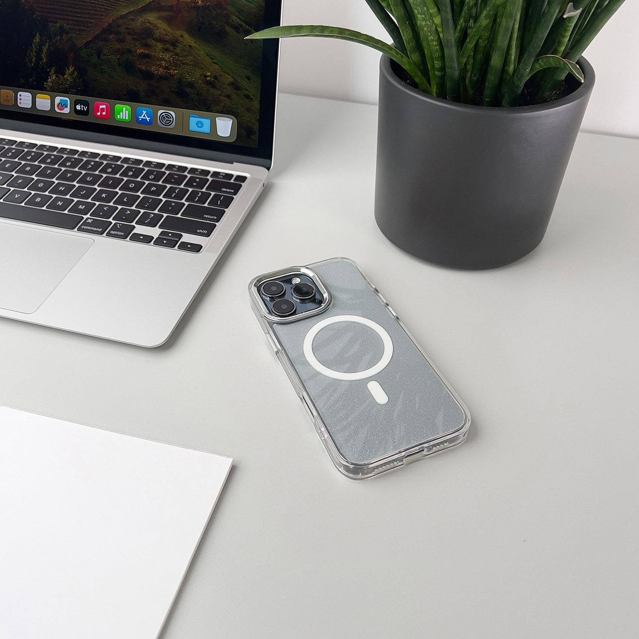 Glitteretui MagSafe til iPhone 16 Plus - hvid med glitter