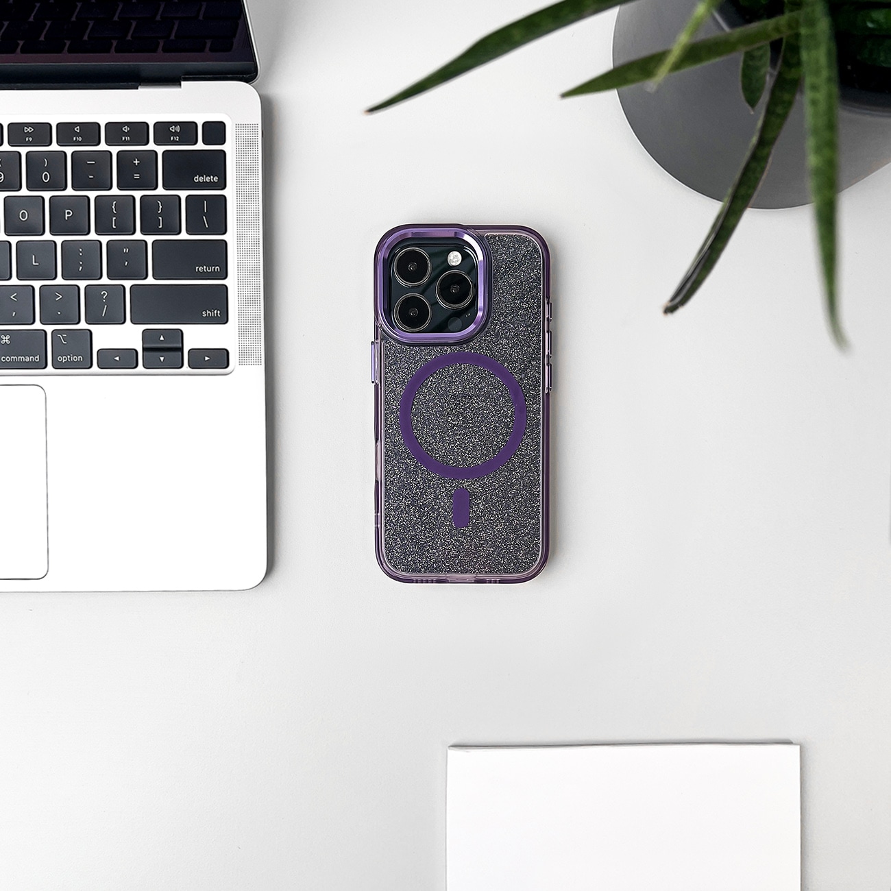 Glitteretui MagSafe til iPhone 16 Pro - lilla med glitter