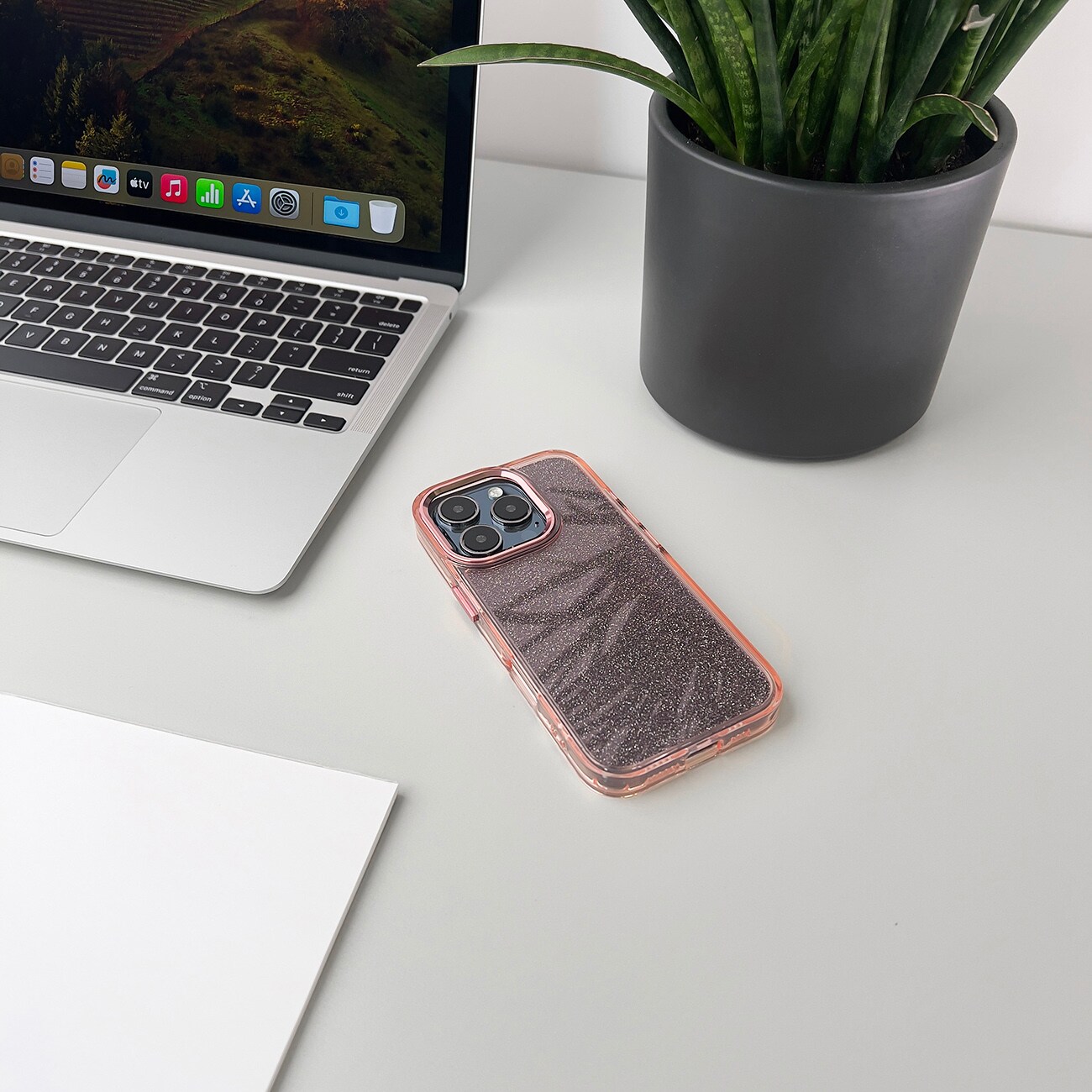 Glitteretui til iPhone 16 Pro - pink med glitter