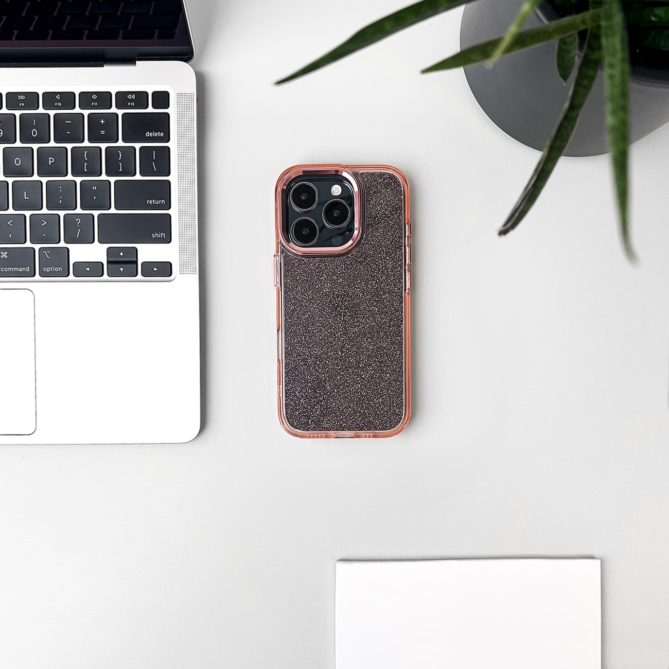Glitteretui til iPhone 16 Pro - pink med glitter