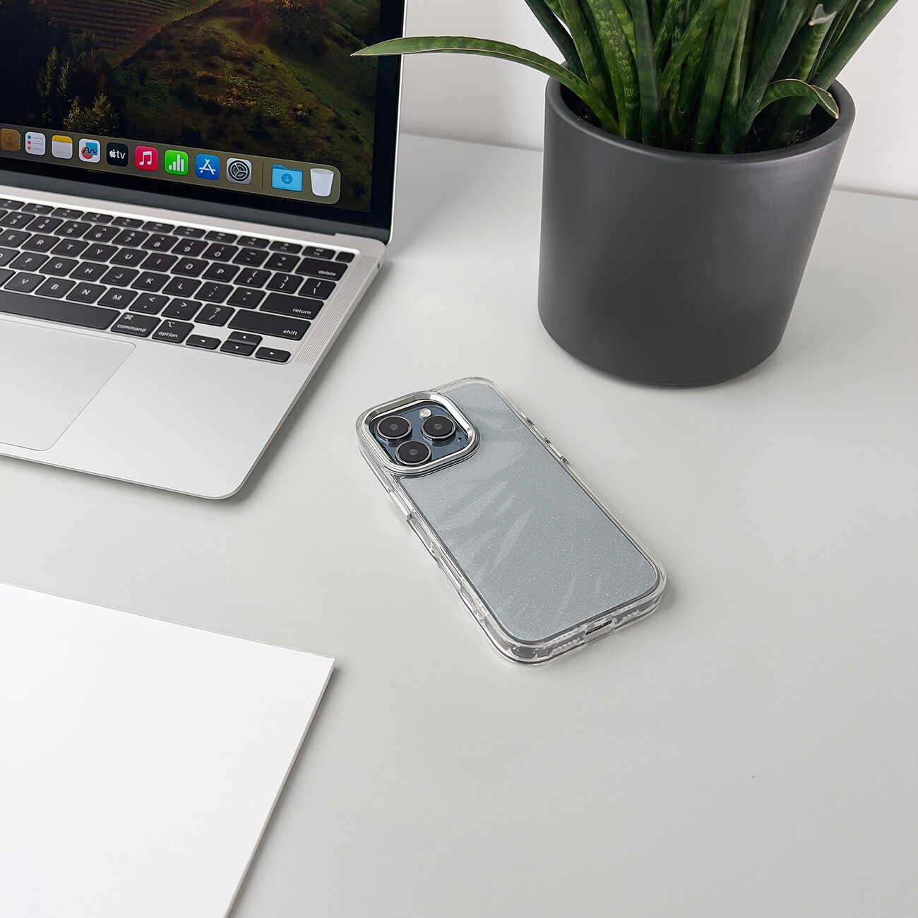 Glitteretui til iPhone 16 Pro - gennemsigtigt med glitter