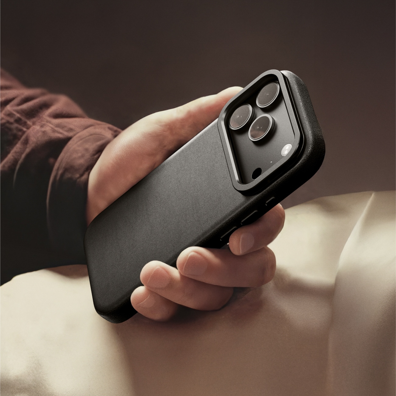 AmazingThing Glamour iPhone 17 Pro-etui med stativ - sort