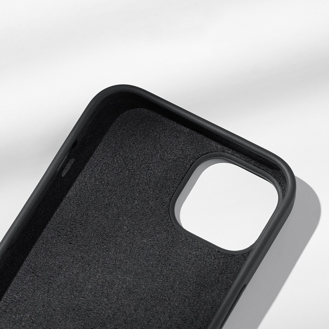 Ugreen LP626 Silky Silikon Skyddsfodral för iPhone 14 Plus, Gummi Flexibelt, Svart (90920)
