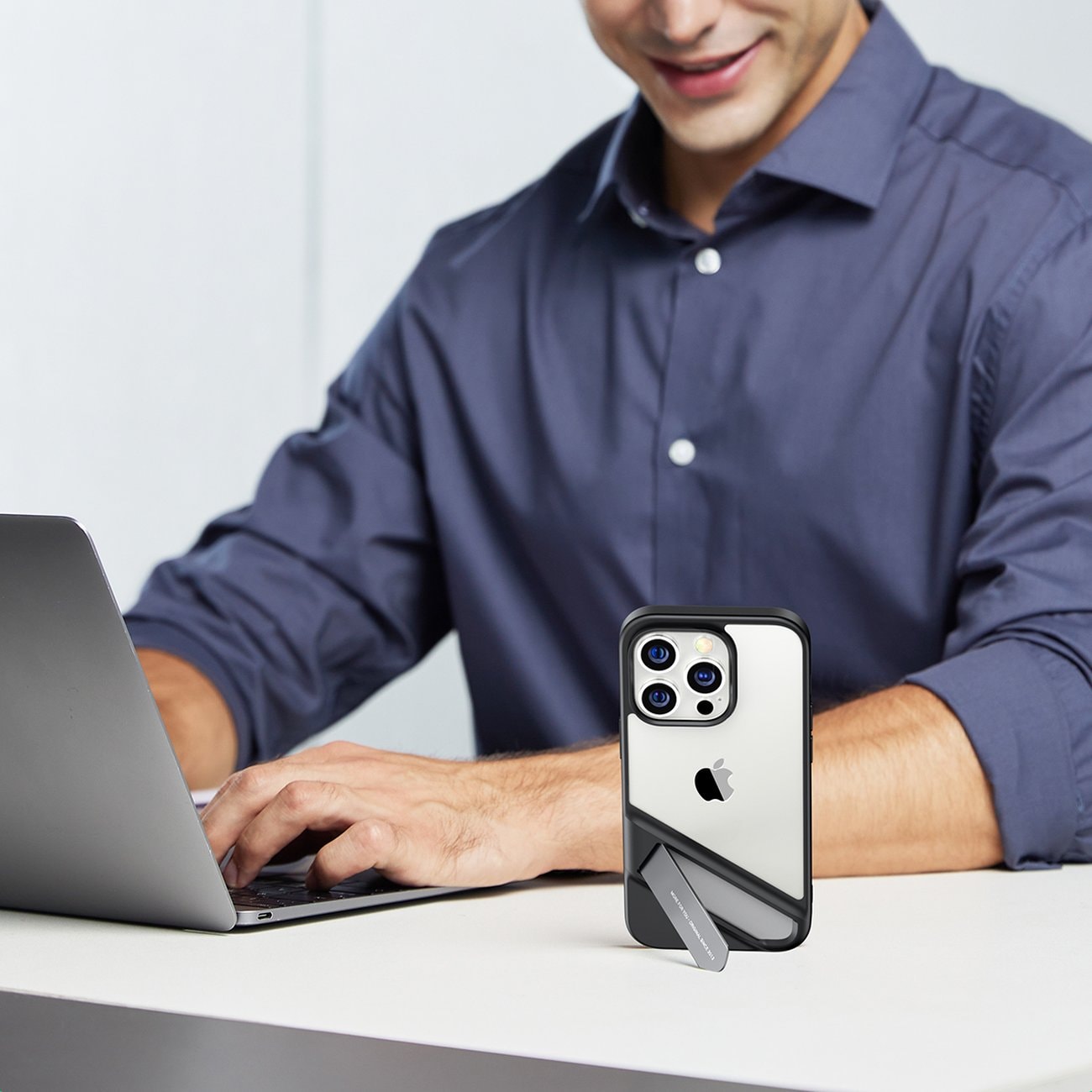 Ugreen LP635 Kickstand Fodral för iPhone 14 Pro - Hårt skal med gelram, Svart (90926)