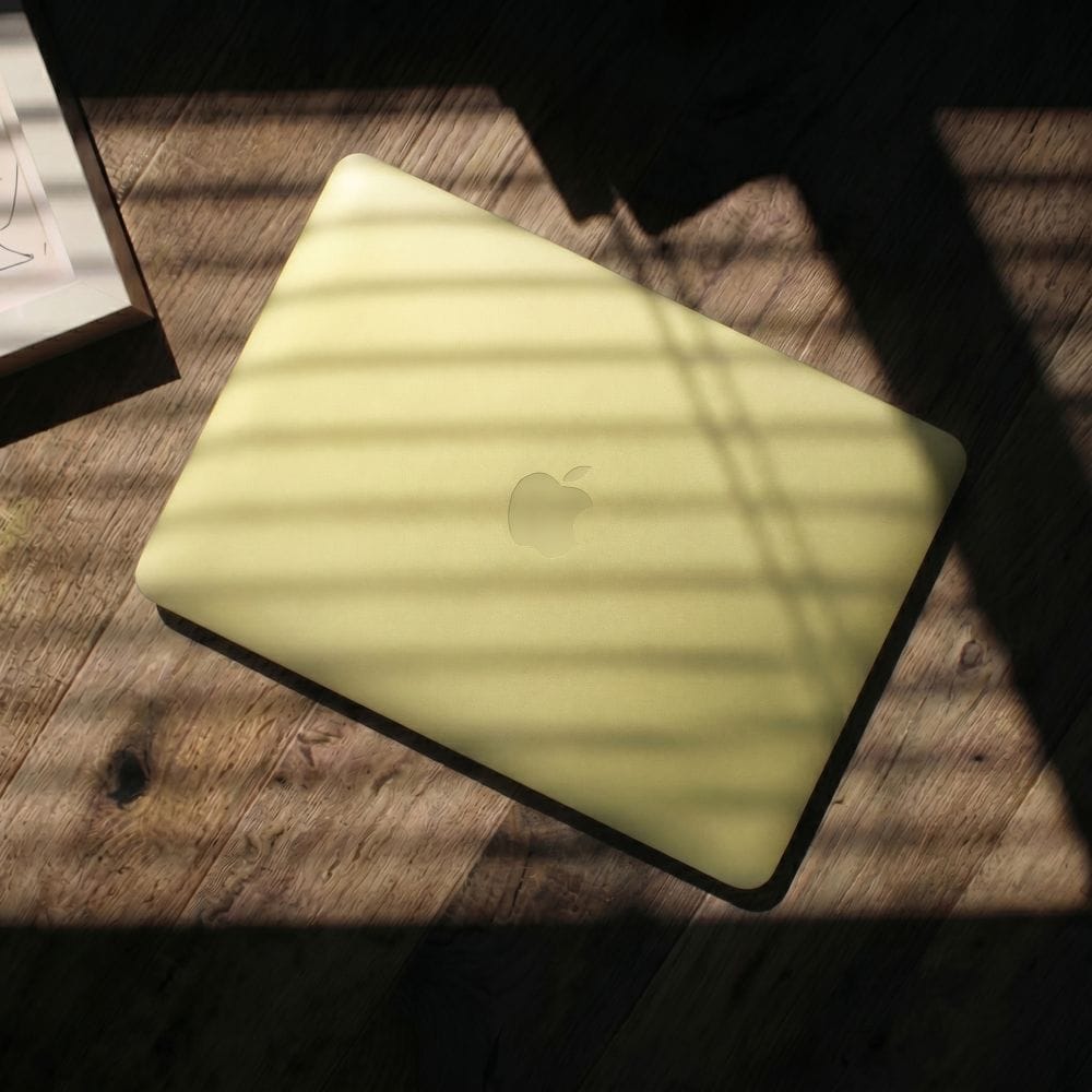 Tech-Protect Softshell-etui til MacBook Neo 13 2026 – mat gul