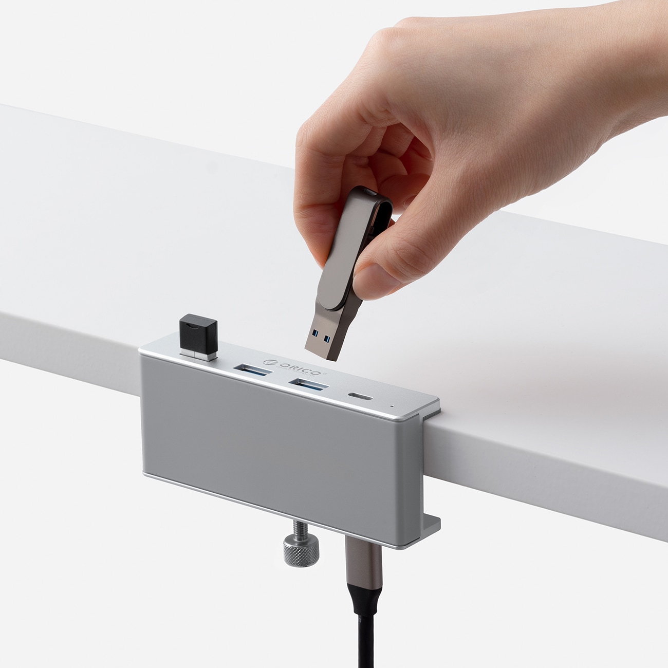 Orico MH4PC Hub med klämfäste – USB-C / 3x USB-A 3.0 + 1x USB-C 3.0 – Silver