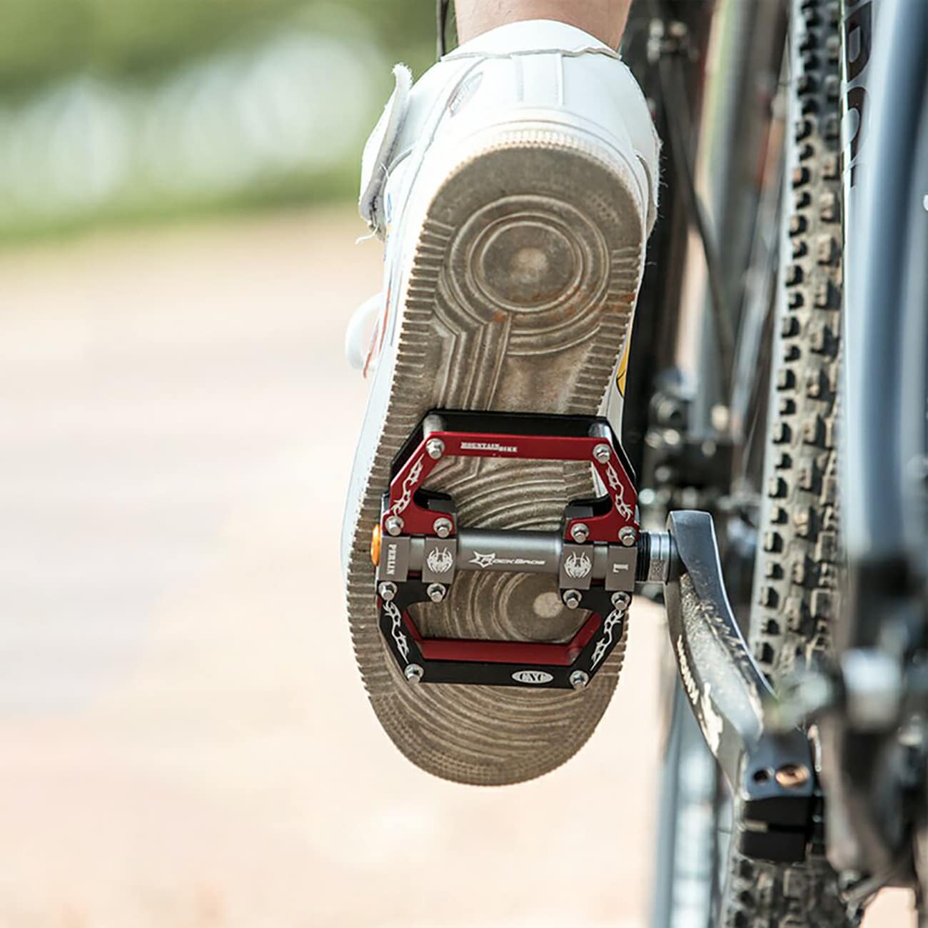 Rockbros 2010-12SBKR sykkelpedaler i aluminium med forseglede kulelager – svart og rød