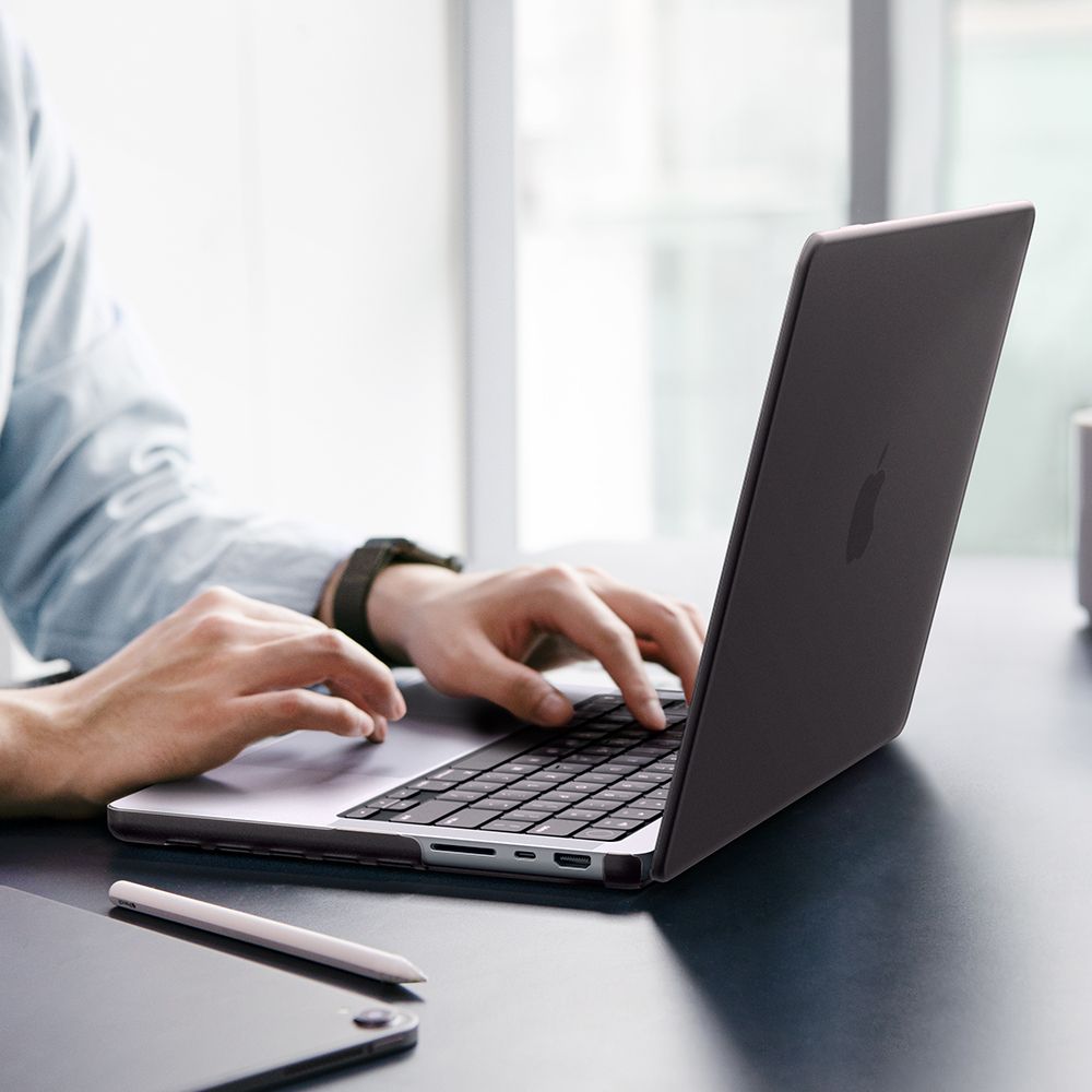 Spigen AirSkin-fodral för MacBook Pro 16" 2021 / 2023 / 2024 / 2025 / 2026 – Halvgenomskinligt