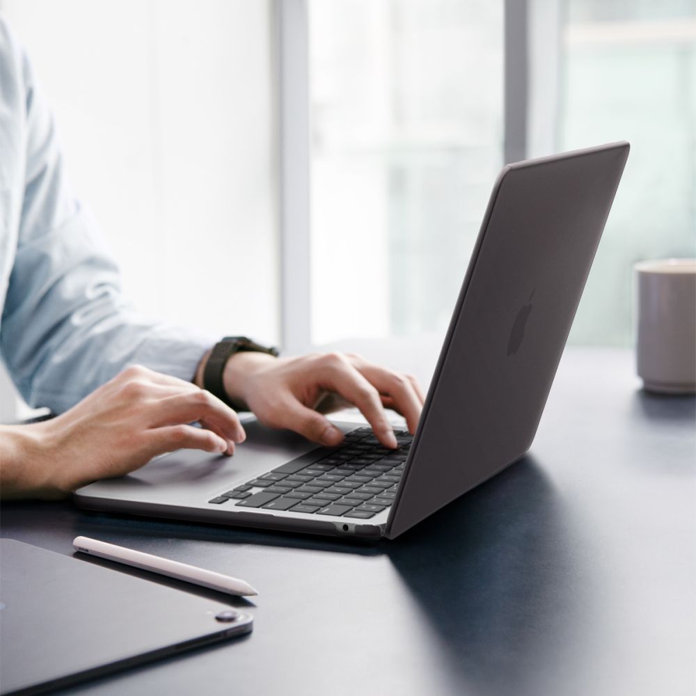Spigen AirSkin-fodral för MacBook Air 13" 2023–2024–2025–2026 – Halvgenomskinligt