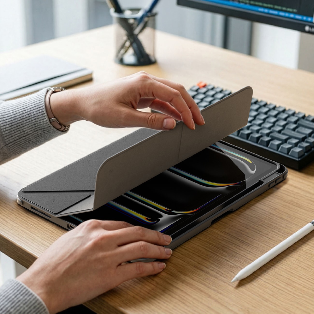 AmazingThing Titan Pro-etui til iPad A16 11" med 720° drejeligt stativ og Pencil-holder – sort