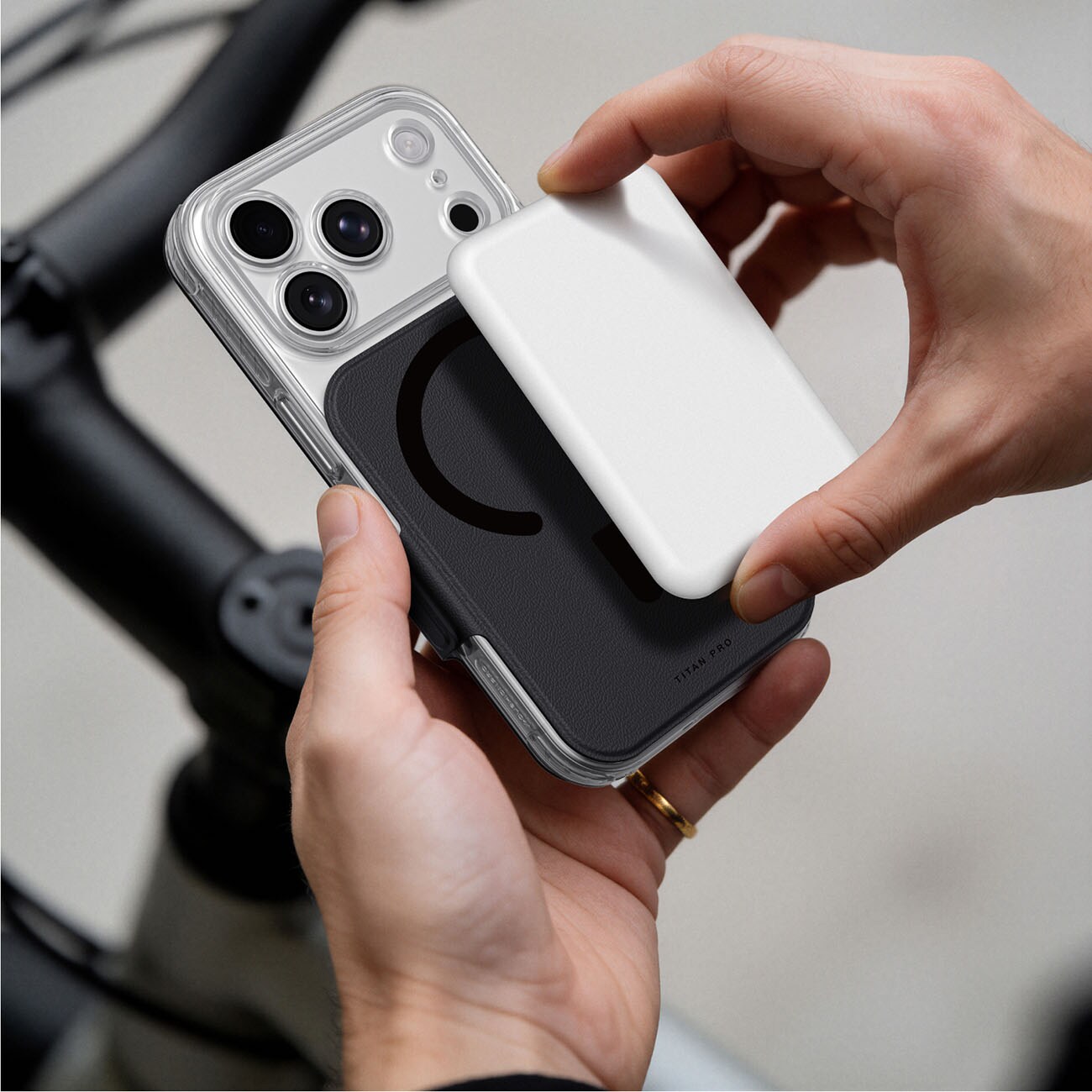 AmazingThing Titan Pro Lens Flip Set – iPhone 18 Pro Max-etui m. lommebog, MagSafe – Sort